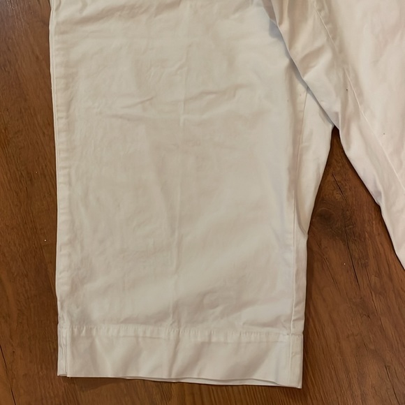 Dockers white mid rise curvy capris. - Picture 3 of 6